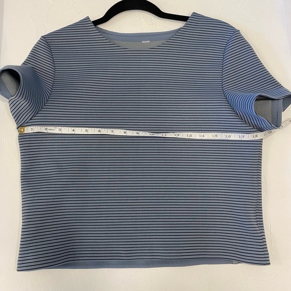 Lululemon Shaped Short Sleeved Shirt - Picture 5 of 10